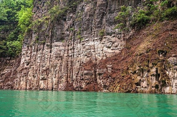 巫山重庆中国迷你峡谷大宁河特写镜头多色布朗灰色岩石悬崖翡翠绿色什么
