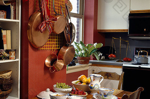 铜平底锅金属架小木表格集午餐红色的厨房白色单位