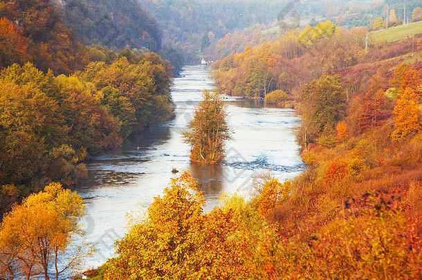 克罗地亚古拉那河谷karlovac色彩斑斓的秋天景观