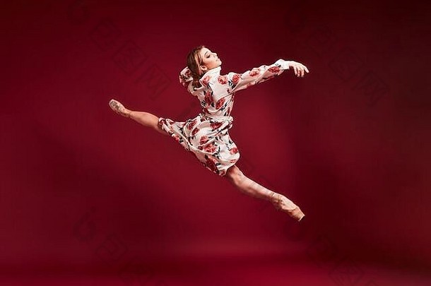 芭蕾舞舞者经典芭蕾舞女演员跳舞孤立的红色的背景跳舞格蕾丝艺术家当代运动行动运动概念