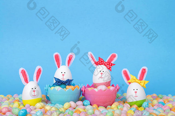 工艺复活节小兔子使塑料鸡蛋篮子完整的糖果站柔和的果冻豆子光蓝色的<strong>背景</strong>有趣的东亚<strong>峰会</strong>