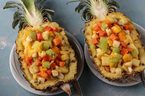 热带水果沙拉菠萝半光蓝色的背景前视图