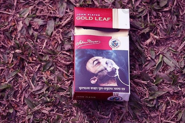孟加拉国2月香烟包自然背景包香烟说谎下降草癌症疾病