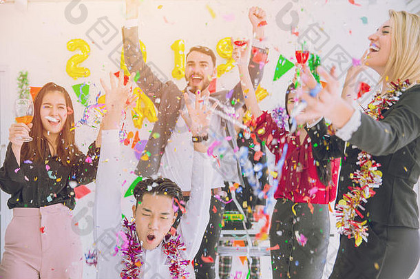 快乐一年色彩斑斓的聚会，派对办公室业务人有趣的混合比赛