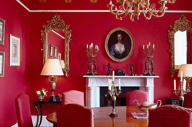 古董表格椅子红色的涵盖了明亮的红色的餐厅房间黄铜吊灯大理石壁炉