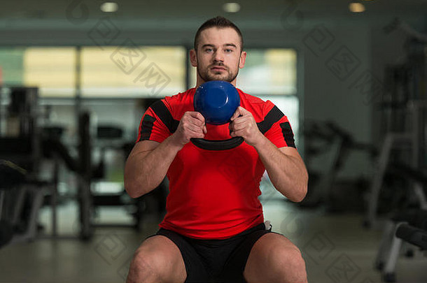 个人教练工作水壶贝尔健身房有吸引力的健身教练重重量锻炼kettle-b