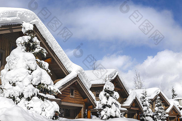 雪覆盖屋顶山小屋惠斯勒