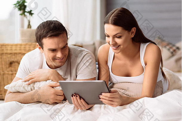 愉快的积极的夫妇平板电脑屏幕