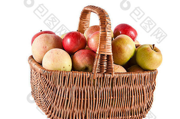 篮子填满新鲜的苹果水果花园