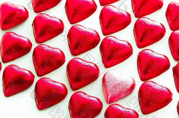 心形状巧克力糖果包装红色的箔情人节一天