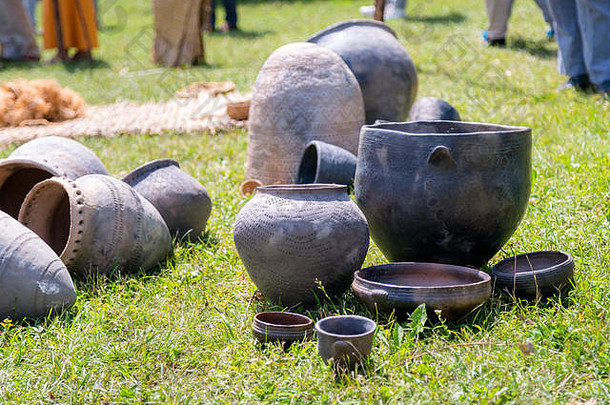 手使农村传统的陶瓷锅显示地面