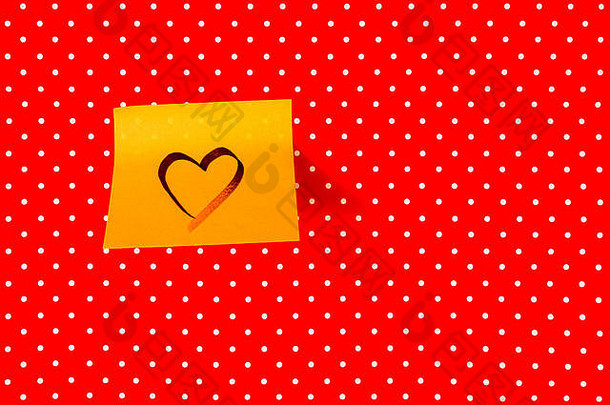 心形状写黏糊糊的请注意红色的波尔卡点背景白色点红色的背景情人节一天爱概念