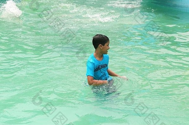 学校男孩享受游泳池水假期时间令人愉快的游泳时刻童年