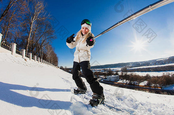 年轻的女人滑雪板拍摄自拍行动相机