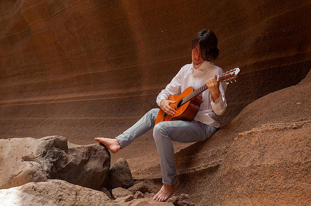 大加那利岛光滑的墙峡谷峡谷这些牛temisas阿吉梅斯少年玩吉他