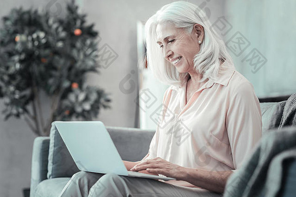 快乐的岁的女人冲浪互联网