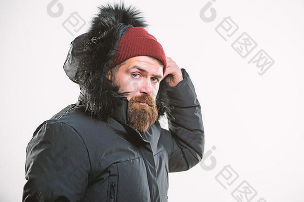 冬天季节男装天气耐药夹克概念男人。有胡子的站温暖的夹克派克大衣孤立的白色背景罩增加了温暖天气电阻选择冬天夹克