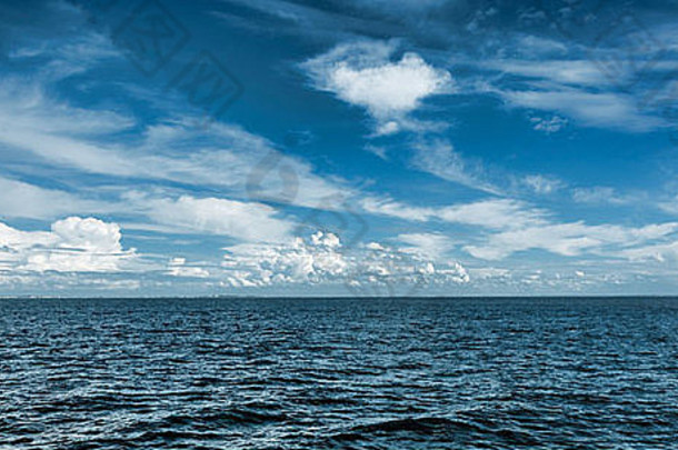 蓝色的地平线海洋美丽的蓝色的多云的天空