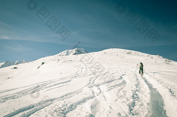之旅滑雪徒步旅行艰苦的风景优美的雪设置明亮的太阳iitalian阿尔卑斯山脉交叉加工过的复古的成形