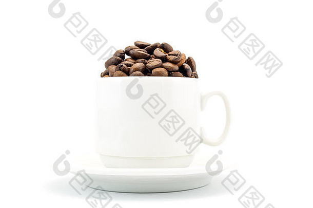 杯飞碟填满咖啡豆子孤立的白色背景