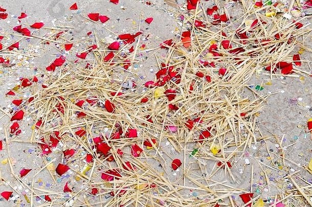 稻草花瓣五彩纸屑分散地板上庆祝活动