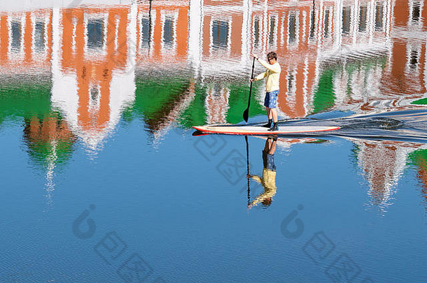 yoshkar-ola大禾俄罗斯冲浪者桨冲浪板浮点数城市河反射建筑表面