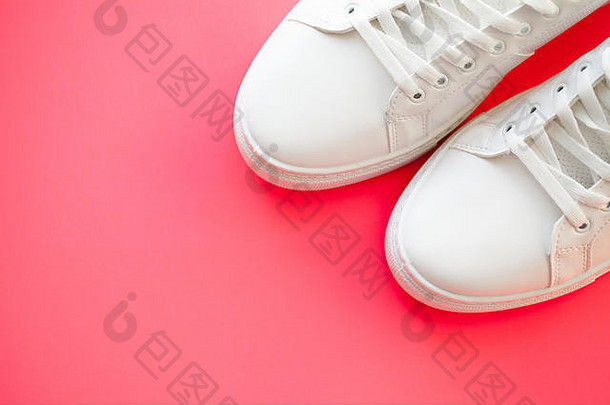 时尚的白色时尚运动鞋粉红色的背景