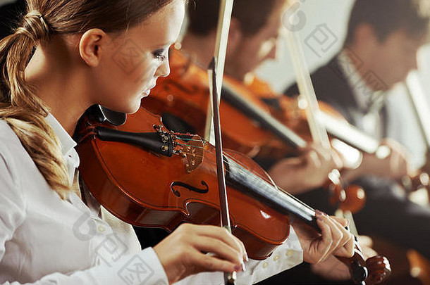 小提琴家玩音乐会年轻的美丽的女人前景