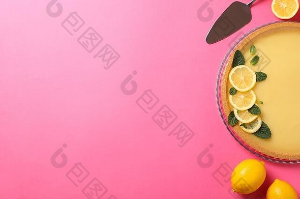 柠檬蛋挞抹刀柠檬粉红色的背景前视图