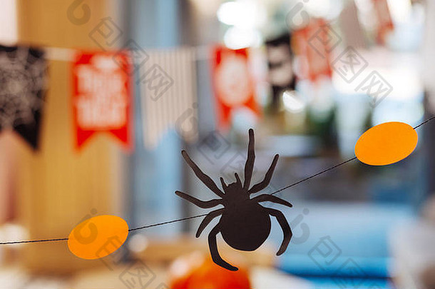 关闭可怕的纸蜘蛛说谎橙色装饰万圣节