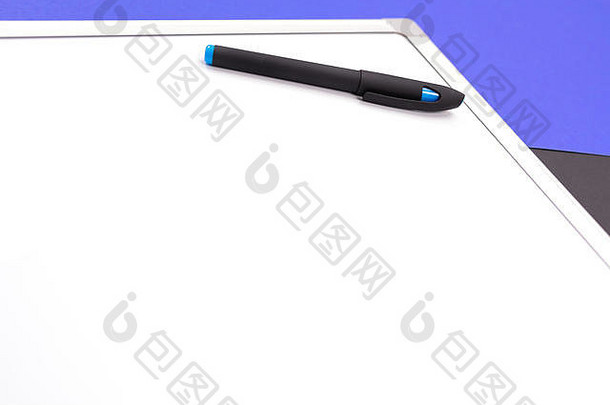 现代<strong>工作</strong>场所笔记本笔计算器孤立的蓝色的黑色的背景