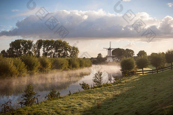 日出场景风车有雾的河农村荷兰