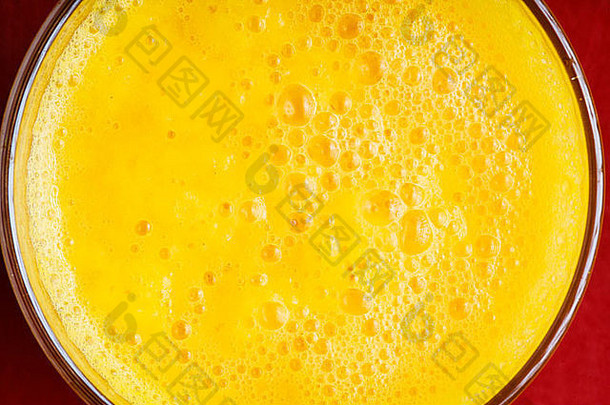 <strong>饮</strong>食健康的营养<strong>特</strong>写镜头新鲜的黄色的水<strong>果汁</strong>玻璃
