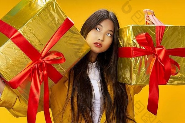 美丽的女人礼物盒子黄色的背景