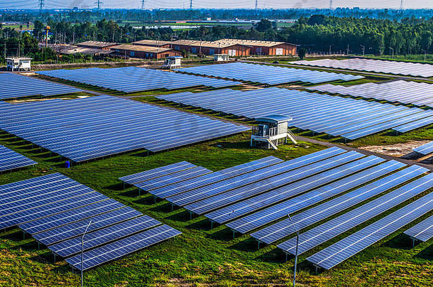太阳能农场太阳能面板空中视图