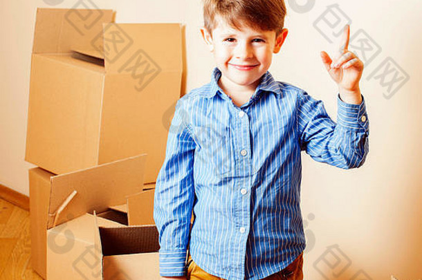 可爱的男孩空房间移动房子首页盒子关闭孩子微笑生活方式真正的人概念