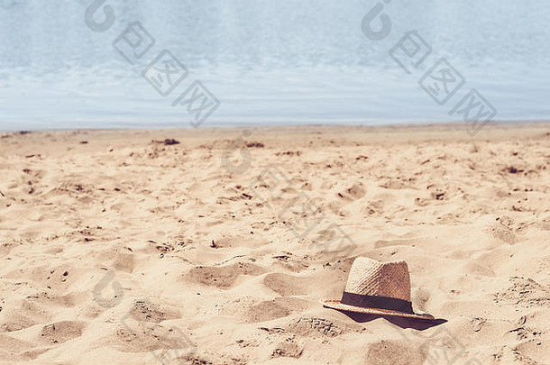 美丽的桑迪海滩稻草他夏天旅行概念