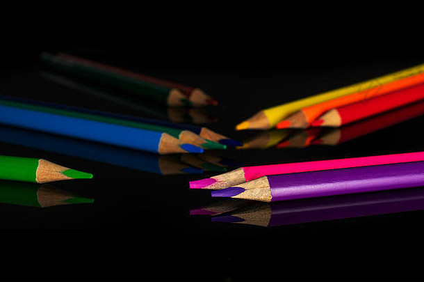 集团11彩色的铅笔孤立的黑色的玻璃