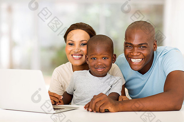 快乐的非洲家庭移动PC电脑