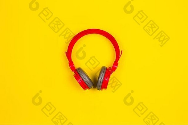 红色的耳机黄色的背景音乐概念