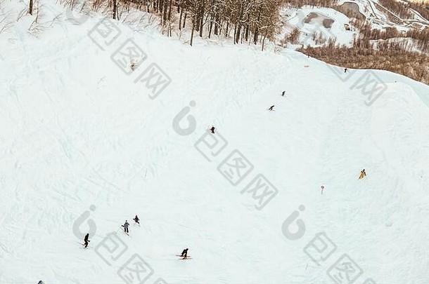 滑雪者单板滑雪跟踪雪滑雪度假胜地