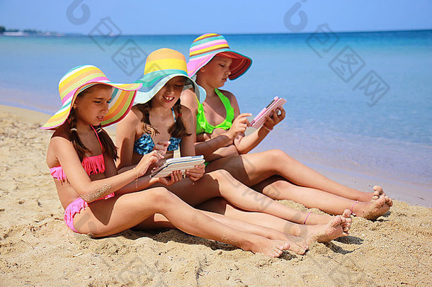 女孩平板电脑海滩