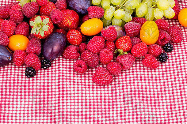 美味的夏天水果红色的白色条格平布桌布草莓树莓黑莓葡萄李子