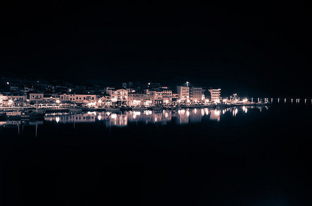 令人惊异的视图港口城市米蒂利尼晚上米蒂利尼资本港口岛莱斯沃斯岛最大的岛