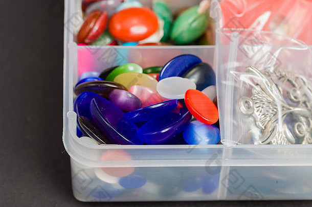 很多多彩色的塑料按钮创建珠宝