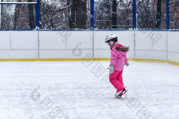 美丽的女孩有趣的冬天公园平衡滑冰冰溜冰场享受自然冬天时间婴儿需要步骤数字纸牌游戏