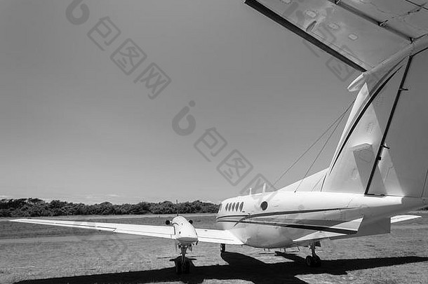 飞机光飞机双胞胎活塞螺旋桨特写镜头照片机场草跑道