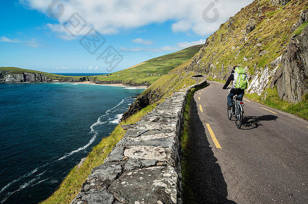 骑自行车的人骑自行车早期早....路中间山海岸爱尔兰