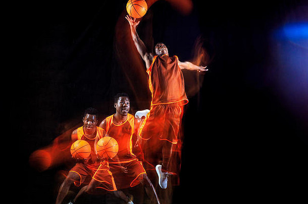 更高的天空非裔美国人年轻的篮球球员红色的团队行动霓虹灯灯黑暗工作室背景概念体育运动运动能源动态健康的生活方式
