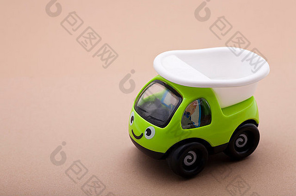 绿色塑料玩具卡车